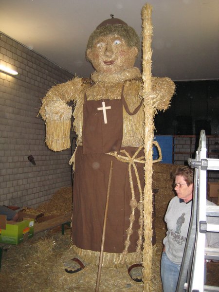 aufbau_strohskulptur_2009_10_20091027_1043677005