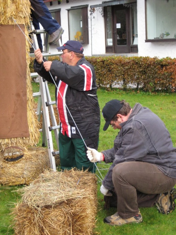 aufbau_strohskulptur_2009_10_20091027_2026988117