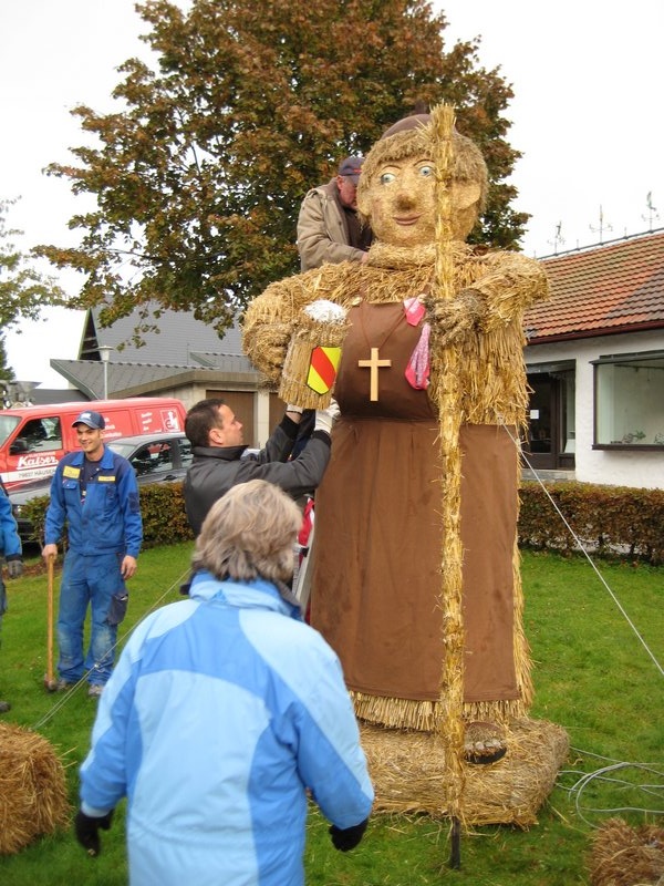 aufbau_strohskulptur_2009_10_20091027_2040350625
