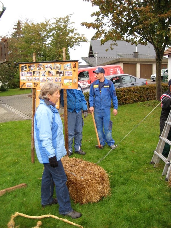aufbau_strohskulptur_2009_1_20091027_1029235586