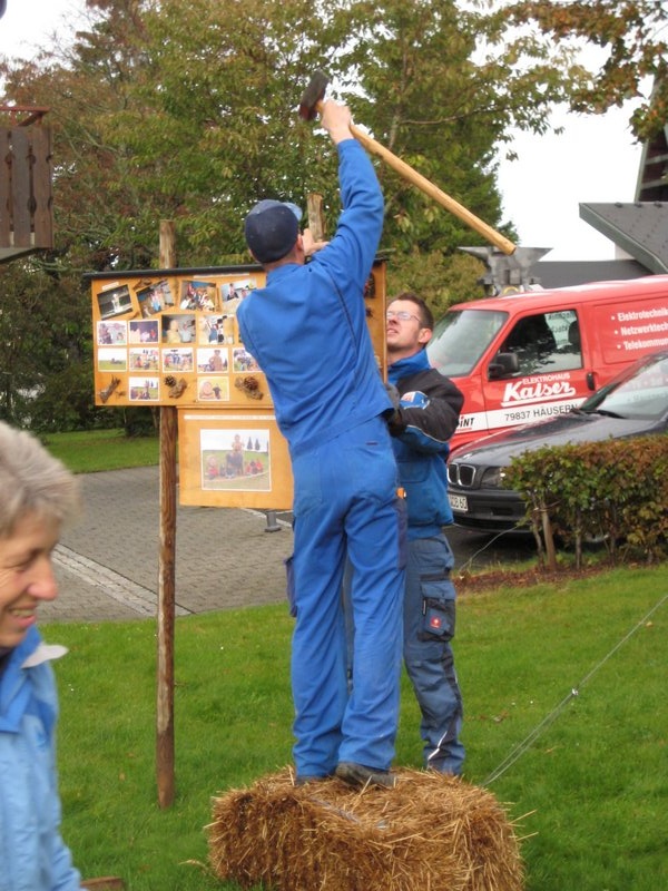 aufbau_strohskulptur_2009_1_20091027_1424067045