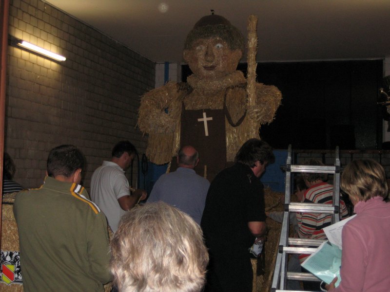 aufbau_strohskulptur_2009_1_20091027_2058060035
