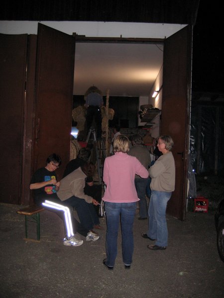 aufbau_strohskulptur_2009_1_20091027_2082562898