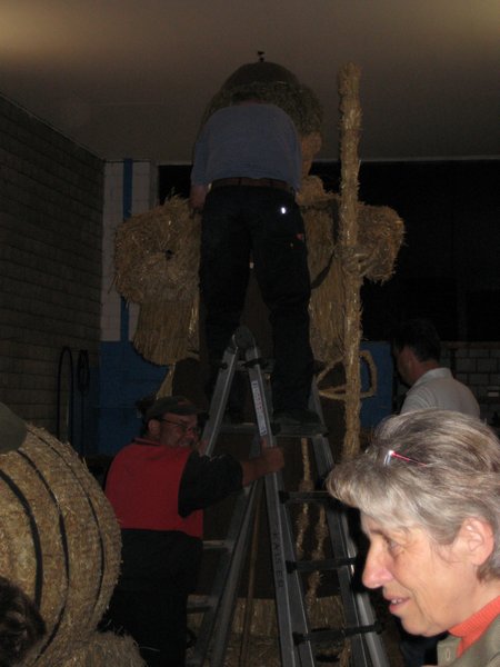 aufbau_strohskulptur_2009_2_20091027_1385085179