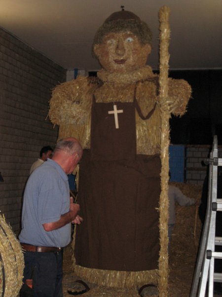 aufbau_strohskulptur_2009_2_20091027_1506326293