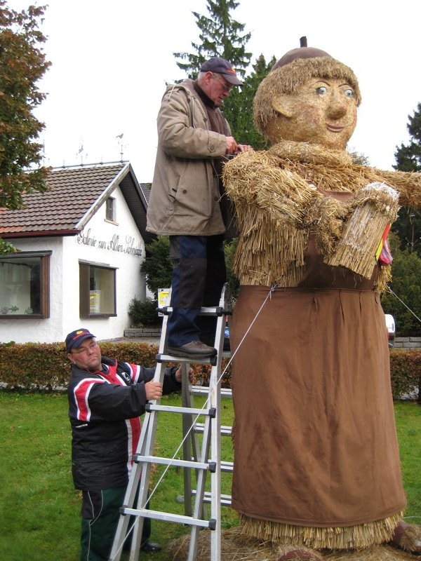 aufbau_strohskulptur_2009_2_20091027_1677893318
