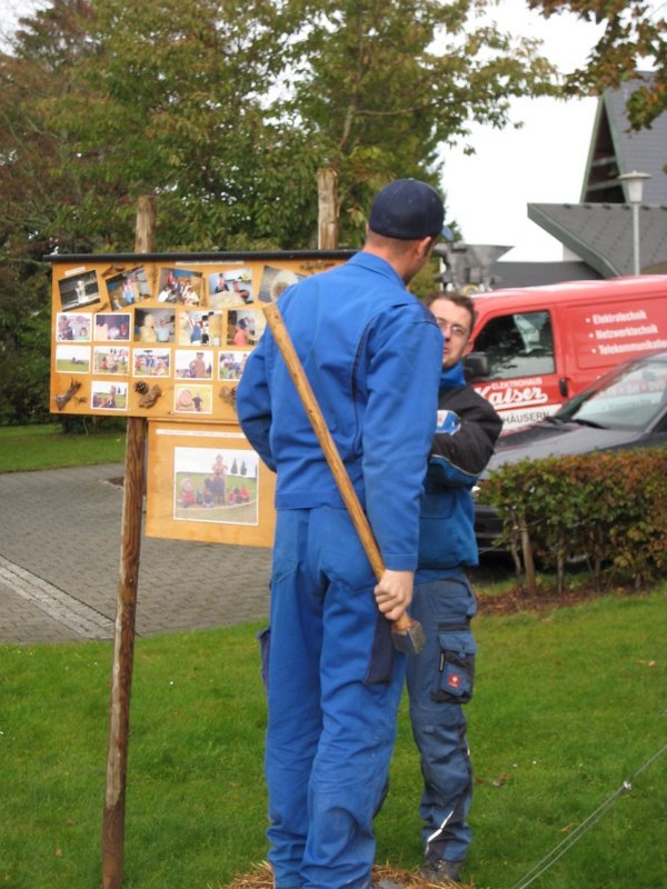 aufbau_strohskulptur_2009_2_20091027_1931291512
