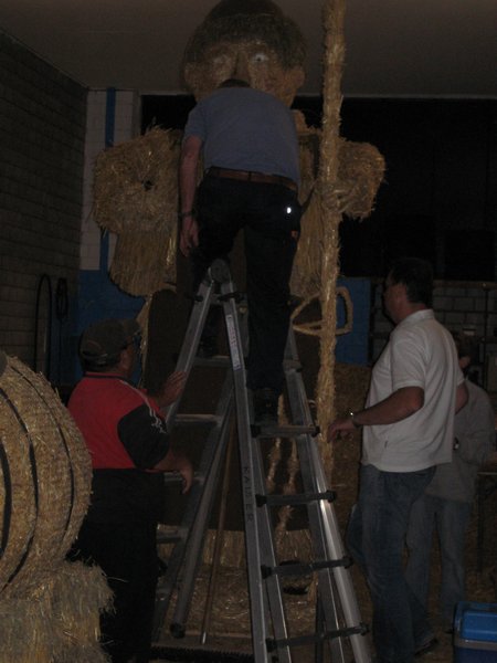 aufbau_strohskulptur_2009_3_20091027_1222559402