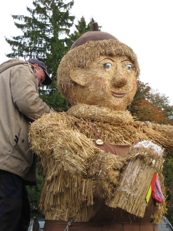 aufbau_strohskulptur_2009_3_20091027_1730786962