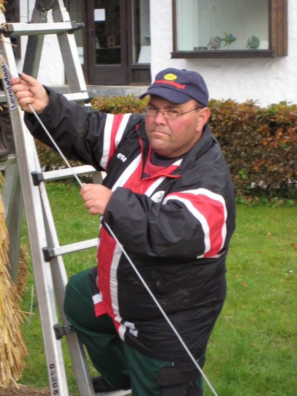 aufbau_strohskulptur_2009_3_20091027_1795941190