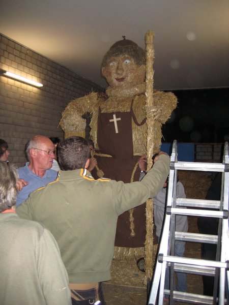 aufbau_strohskulptur_2009_3_20091027_1807098739