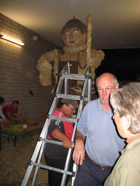 aufbau_strohskulptur_2009_4_20091027_1226935270