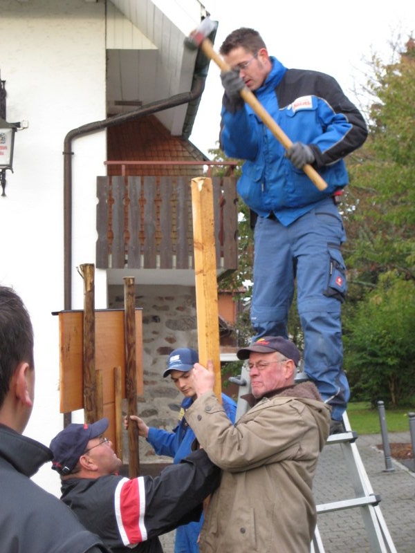 aufbau_strohskulptur_2009_4_20091027_1254773432