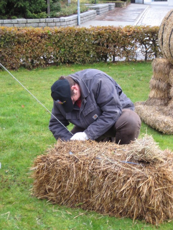 aufbau_strohskulptur_2009_4_20091027_1808738950