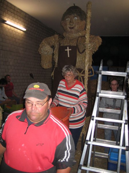 aufbau_strohskulptur_2009_5_20091027_1060794052