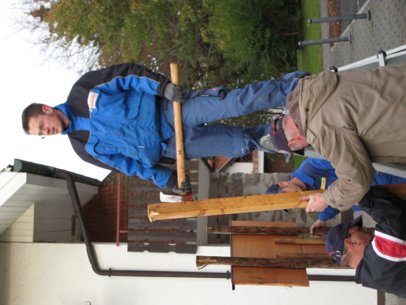 aufbau_strohskulptur_2009_5_20091027_1220861615