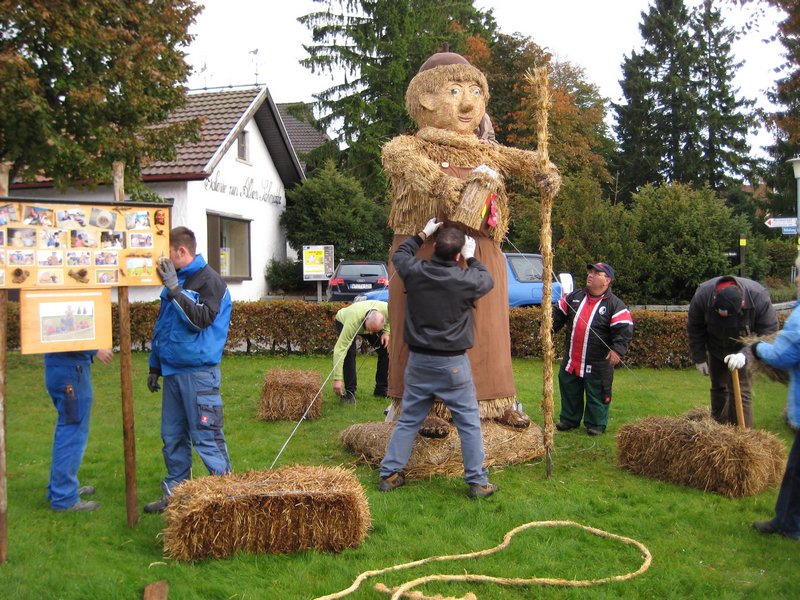 aufbau_strohskulptur_2009_5_20091027_1337542462
