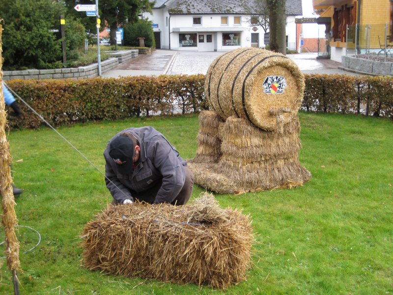 aufbau_strohskulptur_2009_5_20091027_1898875355