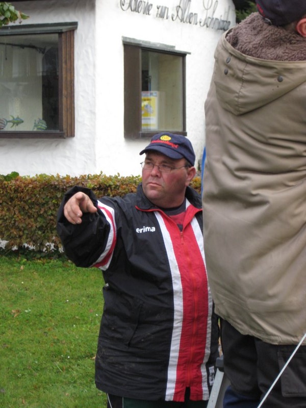 aufbau_strohskulptur_2009_6_20091027_1618484667