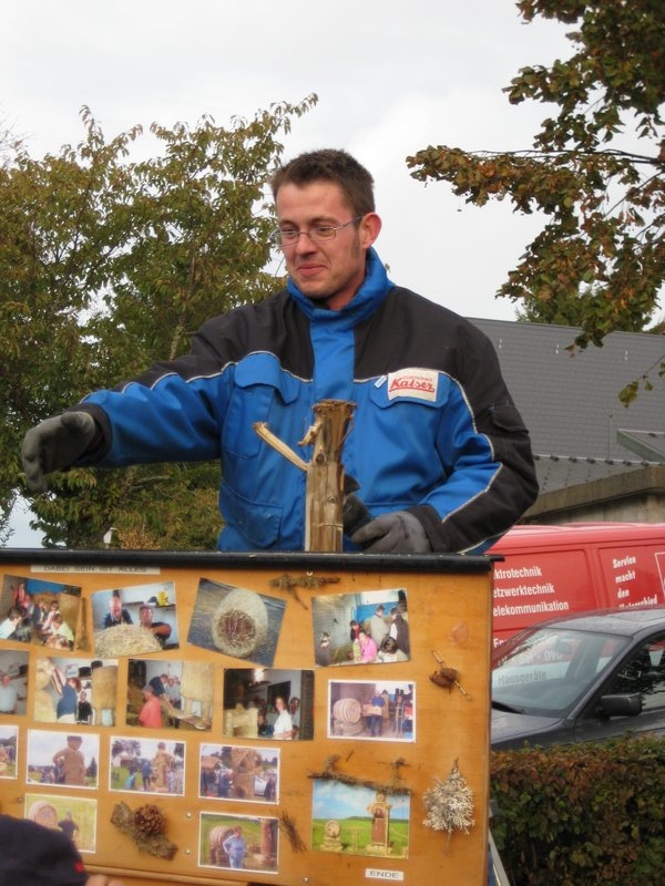 aufbau_strohskulptur_2009_7_20091027_1105316975
