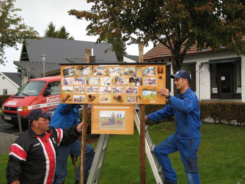 aufbau_strohskulptur_2009_7_20091027_1736189576
