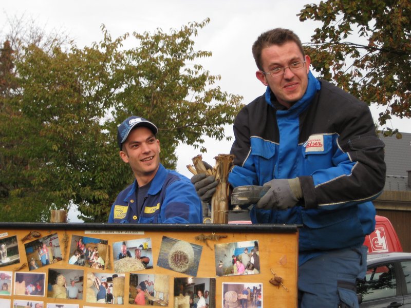 aufbau_strohskulptur_2009_8_20091026_2008349012