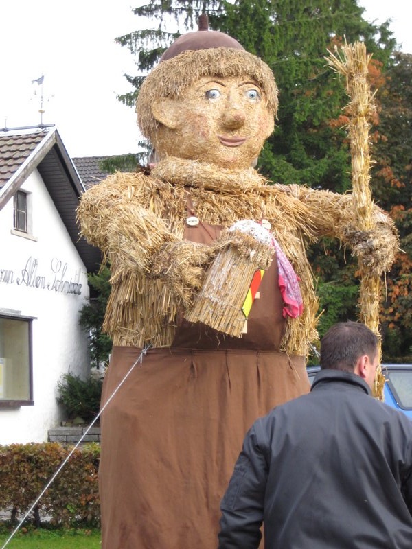 aufbau_strohskulptur_2009_8_20091027_1649901854