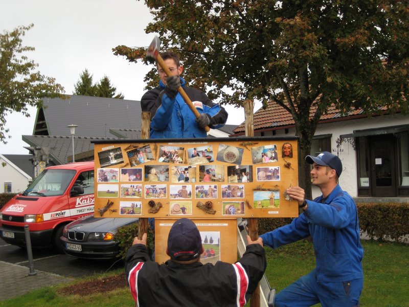 aufbau_strohskulptur_2009_8_20091027_1867850961
