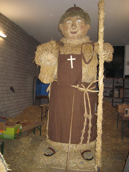 aufbau_strohskulptur_2009_9_20091027_1797702114