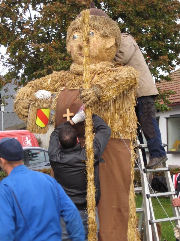 aufbau_strohskulptur_2009_9_20091027_1867151523