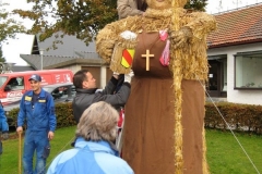 aufbau_strohskulptur_2009_10_20091027_2040350625