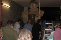 aufbau_strohskulptur_2009_1_20091027_2058060035