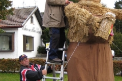 aufbau_strohskulptur_2009_2_20091027_1677893318