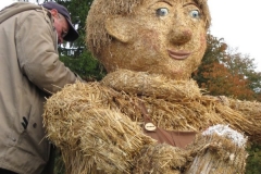 aufbau_strohskulptur_2009_3_20091027_1730786962