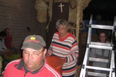 aufbau_strohskulptur_2009_5_20091027_1060794052