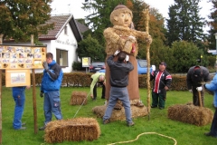 aufbau_strohskulptur_2009_5_20091027_1337542462