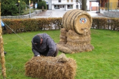 aufbau_strohskulptur_2009_5_20091027_1898875355