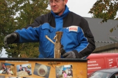 aufbau_strohskulptur_2009_7_20091027_1105316975