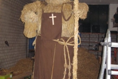 aufbau_strohskulptur_2009_7_20091027_1679331716