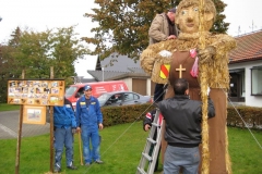 aufbau_strohskulptur_2009_8_20091027_1323940213