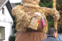 aufbau_strohskulptur_2009_8_20091027_1649901854