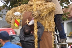 aufbau_strohskulptur_2009_9_20091027_1867151523