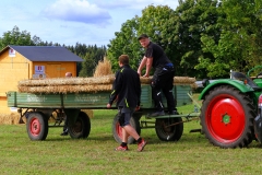 2015_strohskulpturen_aufbau_9_20150909_2076306828